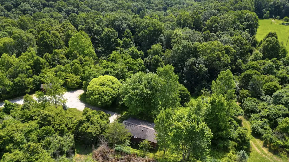 Lake-view cabin exterior in Logan, Ohio