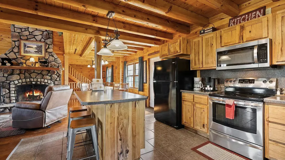 Lazy Bear Lodge | Hocking Hills Lodge with Indoor Pool & Hot Tub